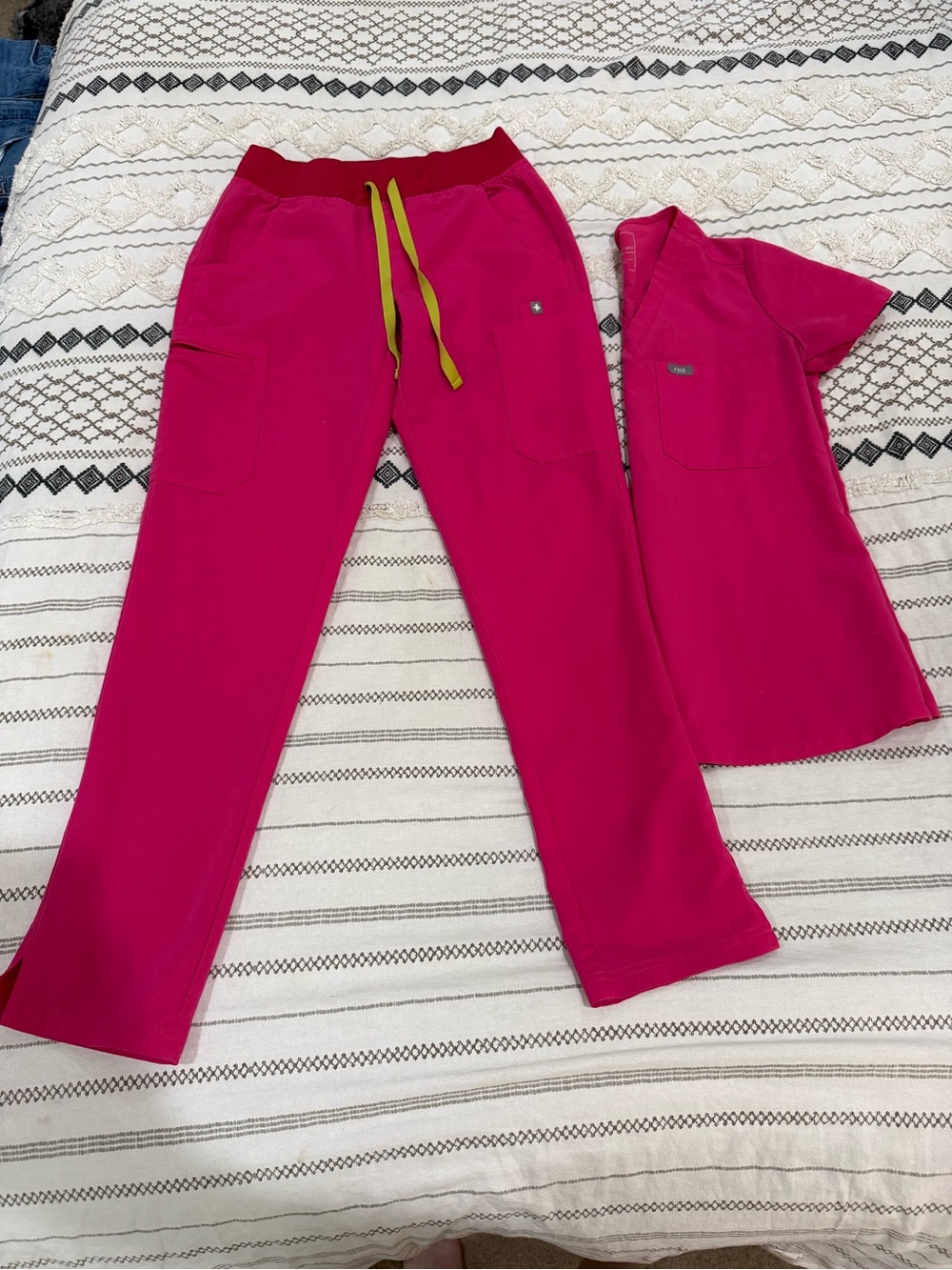 Figs Shocking Pink Set- XXS top/XS Regular Bottoms - Picture 3 of 5